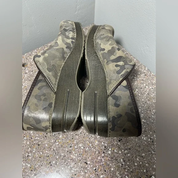 Dankso
Women's Dansko Professional
Suede Camo Soft Clogs size 39 - Picture 7 of 9